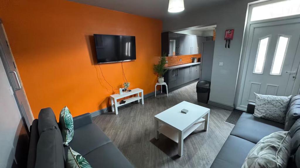 TV a/nebo společenská místnost v ubytování Spacious 5-Bed South View Home for Families, Sleeps 10, Garden, Free Wi-Fi, Parking, Close to Sheffield City Centre