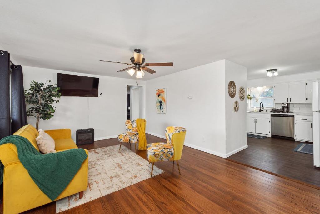 Η κουζίνα ή μικρή κουζίνα στο Charming midtown home
