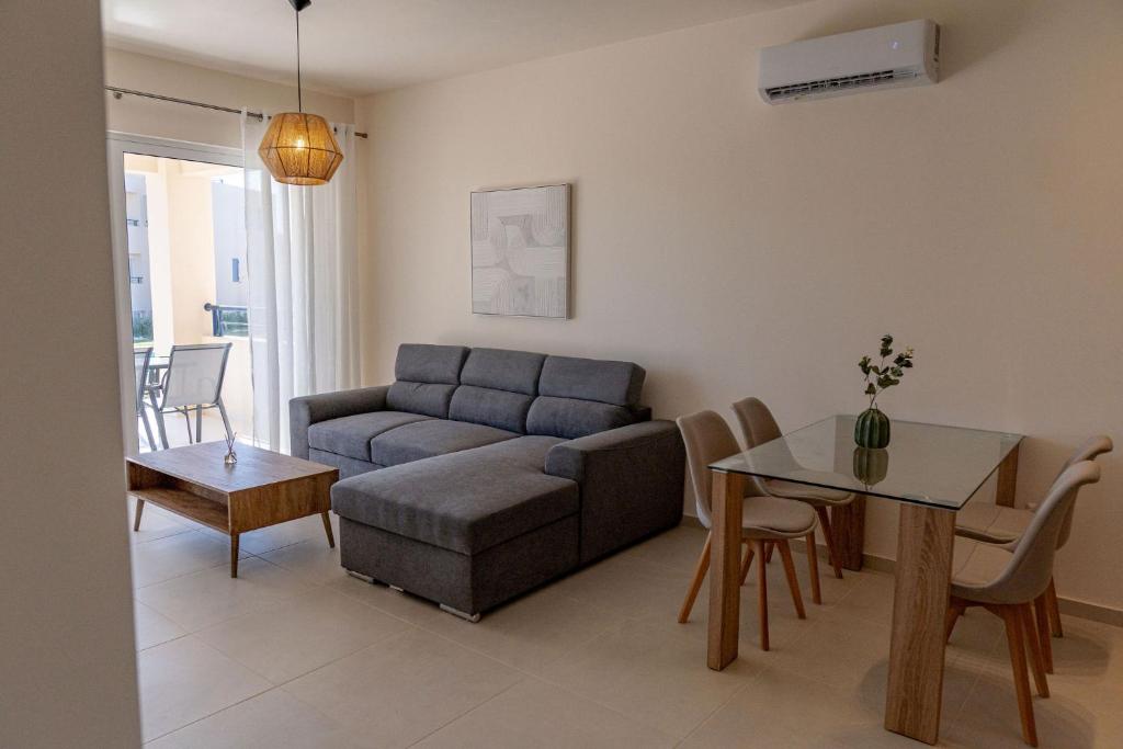 una sala de estar con un sofá y una mesa en Phaedrus Living Seaside Thalassa Cretan 103, en Módhion