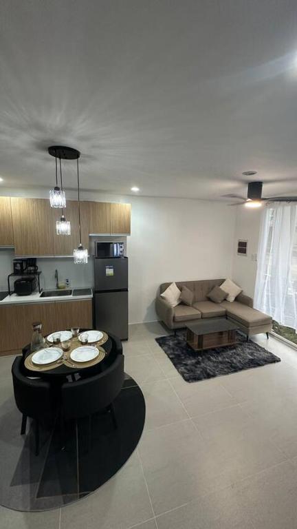 ein Wohnzimmer mit Sofa und Tisch in der Unterkunft Serenity Bliss Townhouse in Aga