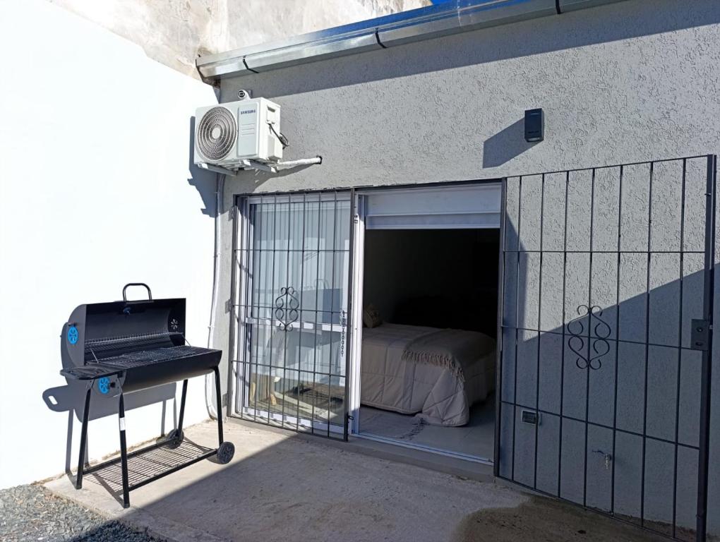 ein Bett in einem Käfig auf einem Gebäude in der Unterkunft Departamentos San Martin in San Pedro