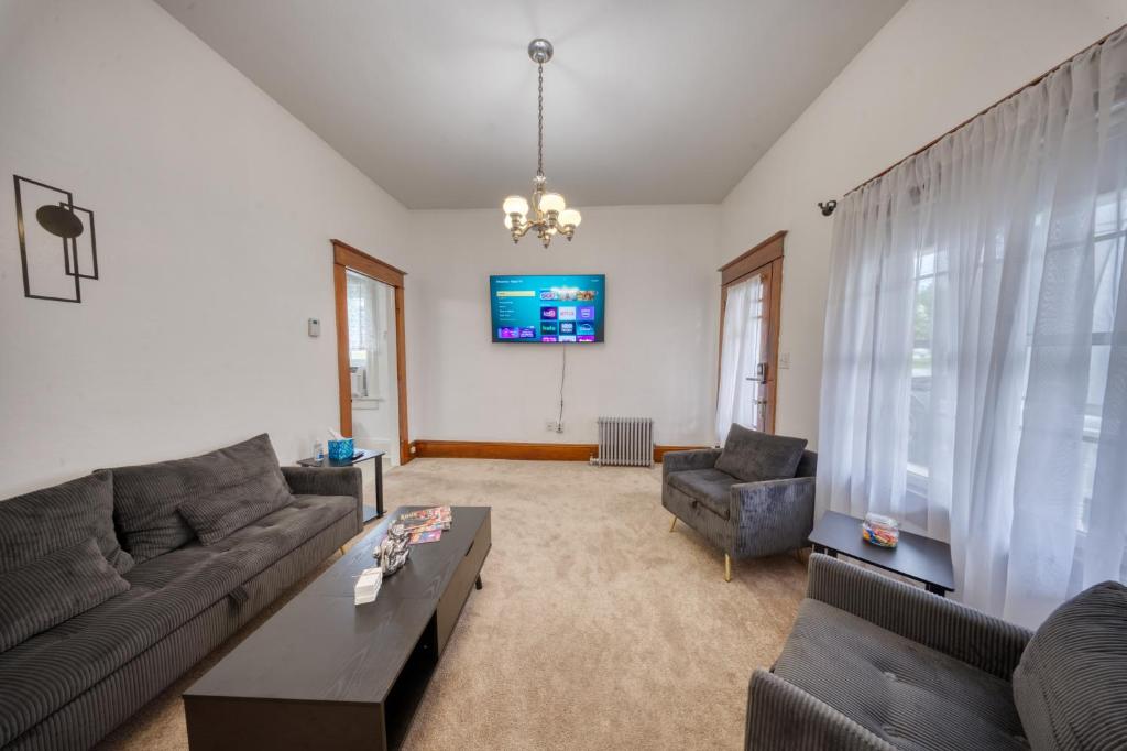 Μια τηλεόραση ή/και κέντρο ψυχαγωγίας στο Charming 2-Bedroom, 1-Bath Getaway