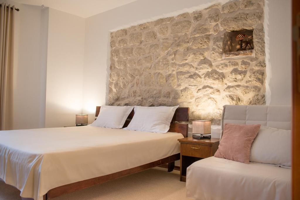 A bed or beds in a room at Apartments Babilon