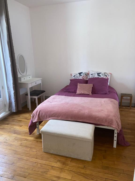 a bedroom with a bed with a purple bedspread at Iago city,appartement spacieux 2 chambres, hyper centre, aéroport et gare à proximité in Beauvais