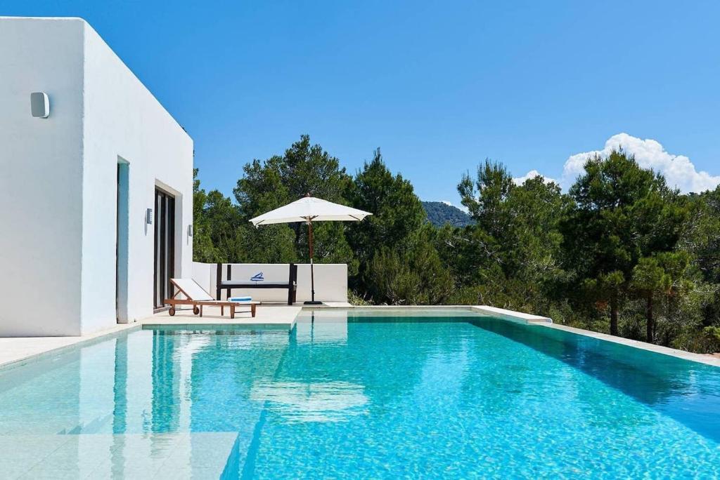 Πισίνα στο ή κοντά στο Charming Villa Haven in Ibiza City, 1241