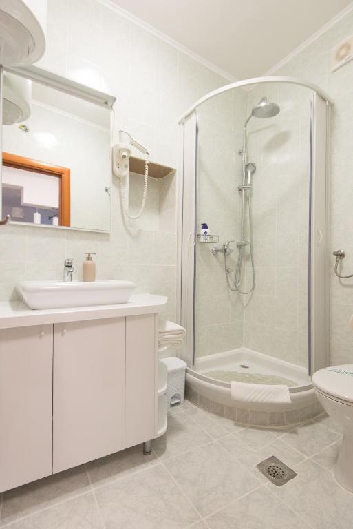 A bathroom at Apartments Babilon