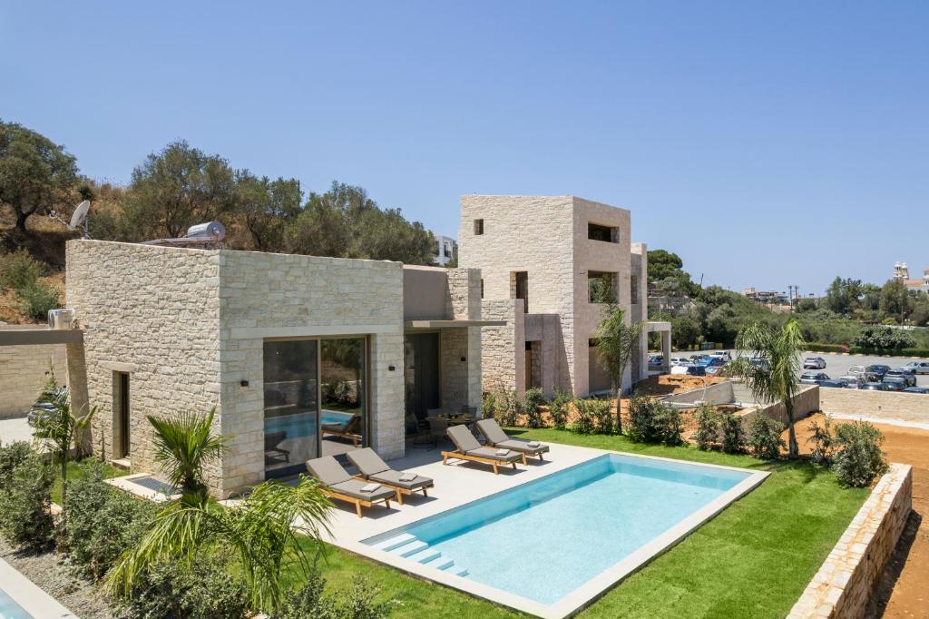 Bazén v ubytování La Divina Luxury Villas nebo v jeho okolí