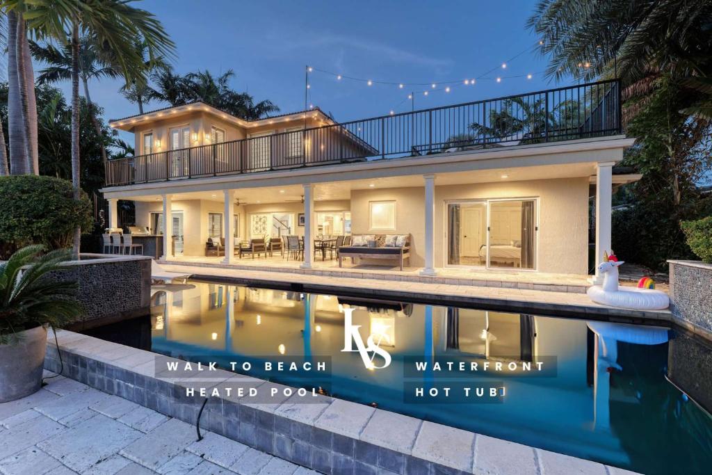 una casa con piscina delante en New Royal 80ft Waterfront Wlk2Beach HotPool Spa KitchenBBQ, en Fort Lauderdale