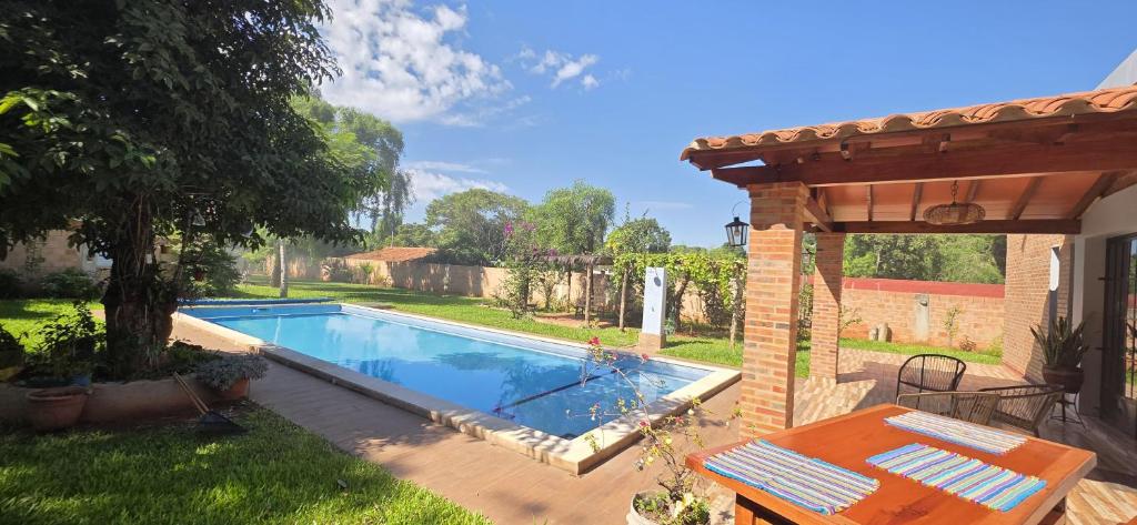 a backyard with a swimming pool and a pavilion at Quinta Las Marias Capiata in Capiatá