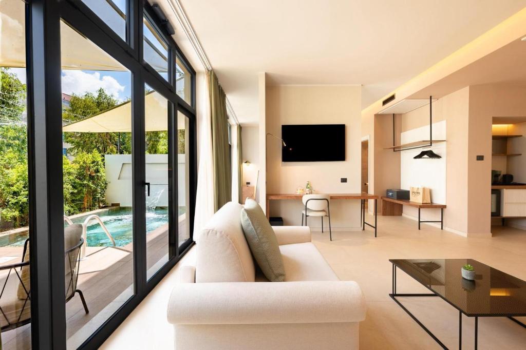 Una sala de estar con un sofá blanco y una mesa. en ananea Tropea Yachting Resort, en Tropea
