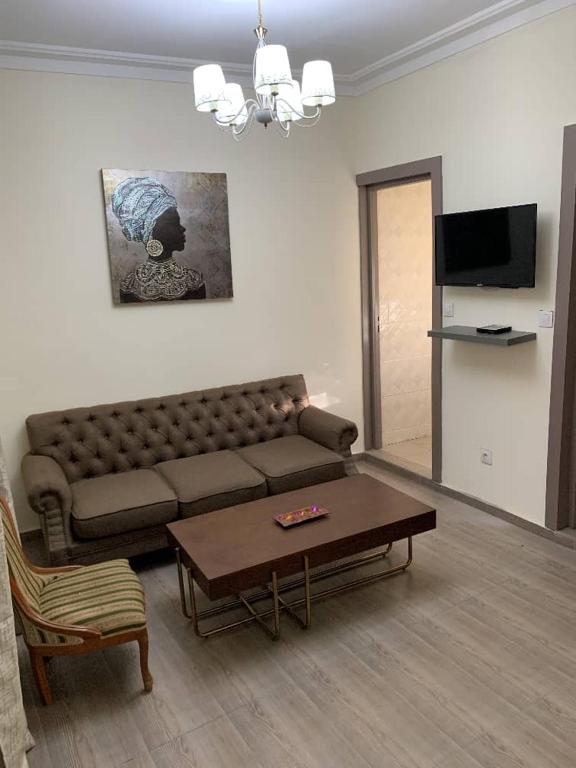 a living room with a couch and a coffee table at Établissement Suzanne in Yaoundé