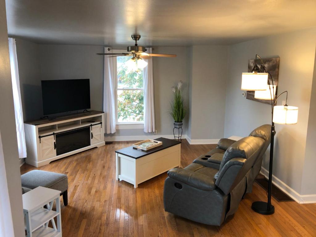 ein Wohnzimmer mit Sofa und Fernseher in der Unterkunft Suite 39 North in Lebanon