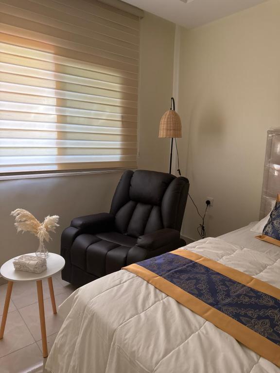 Postel nebo postele na pokoji v ubytování استراحة شاطي النخيل مطله على البحربدون مسبح