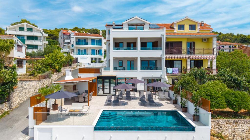 una vista aerea di un edificio con piscina di Villa Paladium a Trogir