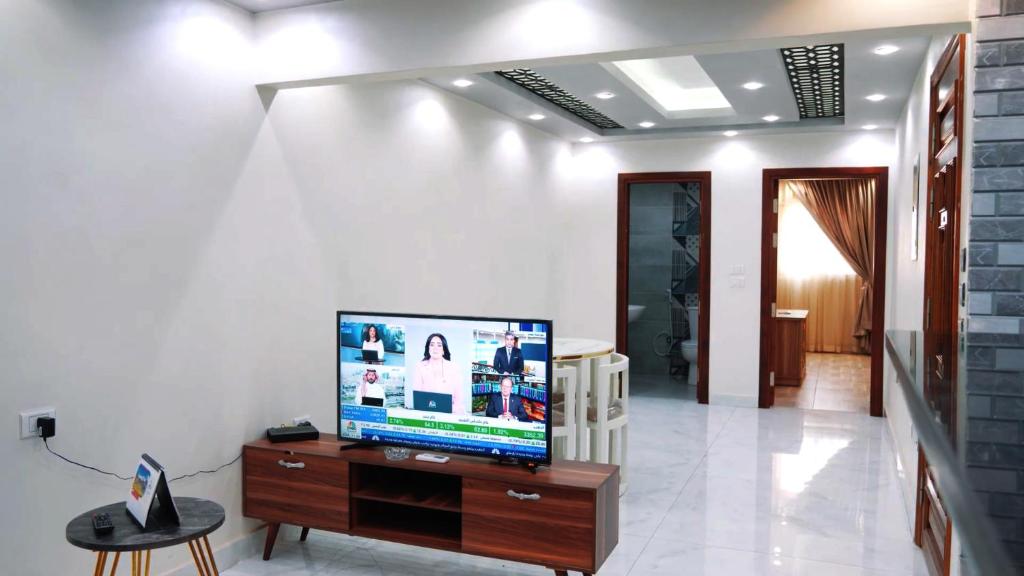 Televisyen dan/atau pusat hiburan di Premium Swiss Residence Dokki