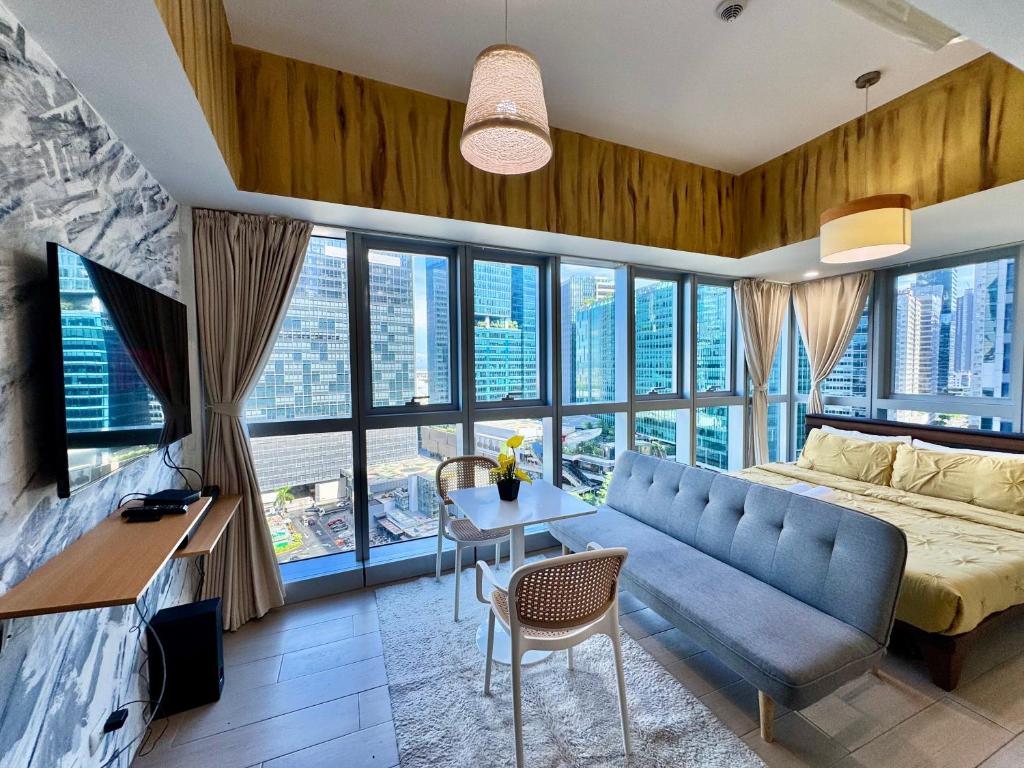 Χώρος καθιστικού στο Grand Deluxe 3BR with Bathtub in Uptown BGC