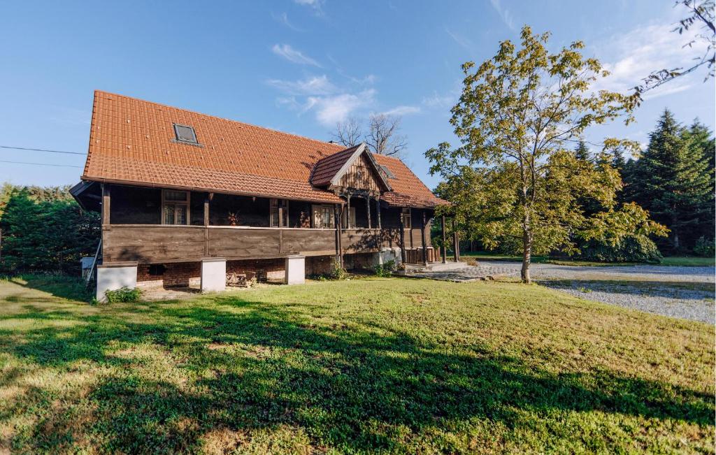 an old house with a red roof on a field at 3 Bedroom Nice Home In Derezani 
