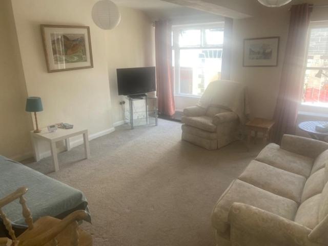 un soggiorno con un divano e una TV di Town centre flat near harbour attractions and restaurants a Maryport