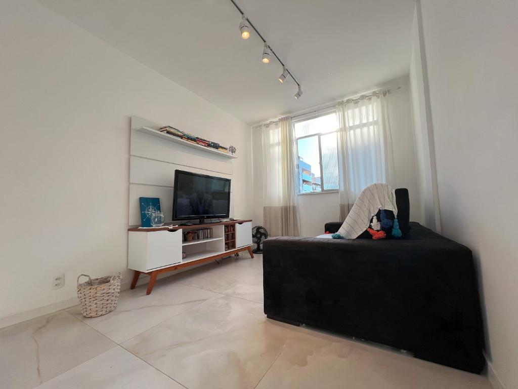 TV a/nebo společenská místnost v ubytování Delicinha, a 300m da Praia do Forte