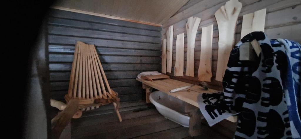 a room with a cabin with skis on the wall at Willa Haukilahti in Rovaniemi