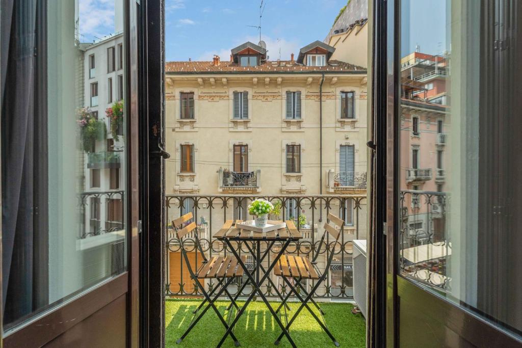 NEW! Stylish 3-Person Flat by Metro M3 & Sunny Balcony
