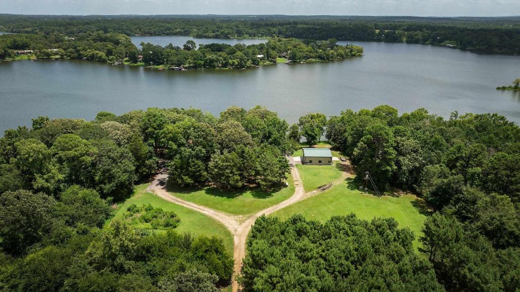 una vista aerea di un'isola in mezzo a un lago di Pelican Woods a Winnsboro