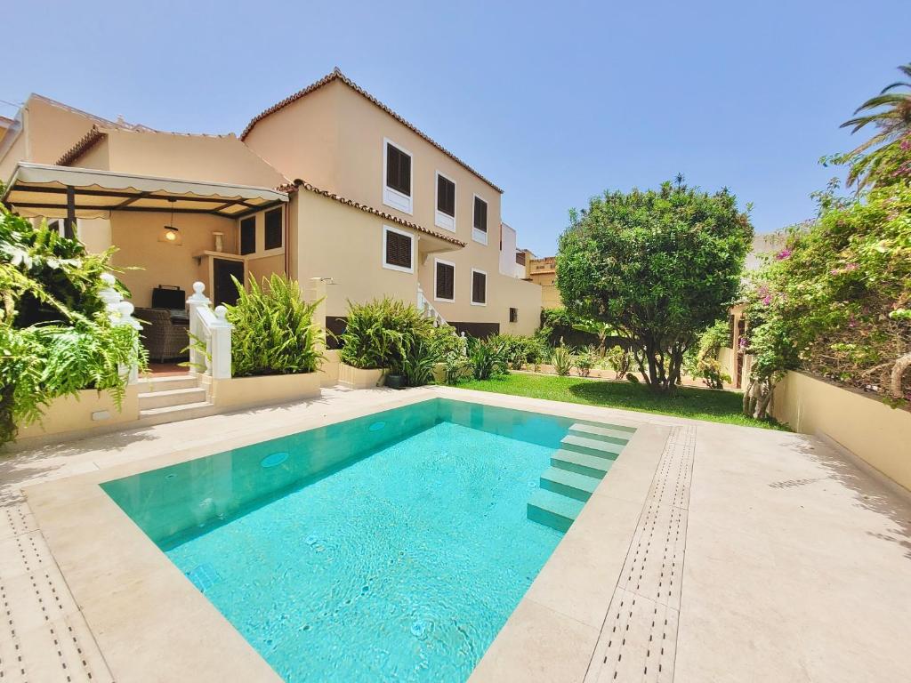 una villa con piscina di fronte a una casa di Casa Mari a Puerto de la Cruz