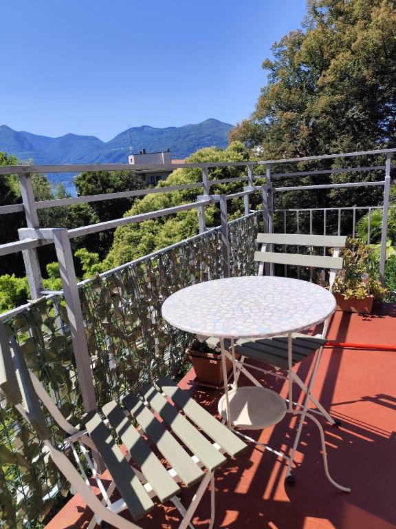 ルイーノにあるCasa del beneのテーブルと椅子、景色を望むバルコニー