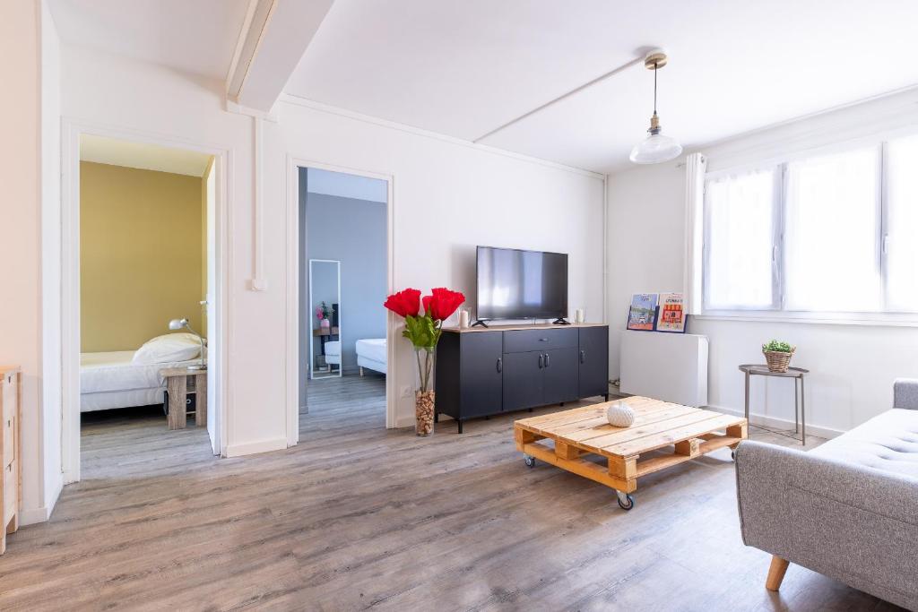 Postel nebo postele na pokoji v ubytování Le Jules, 3 chambres, parking à Vénissieux