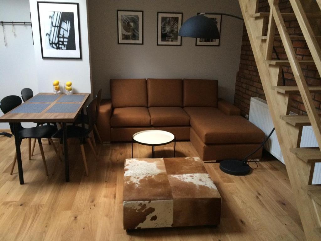 sala de estar con sofá y mesa en U Zuzanny en Sopot