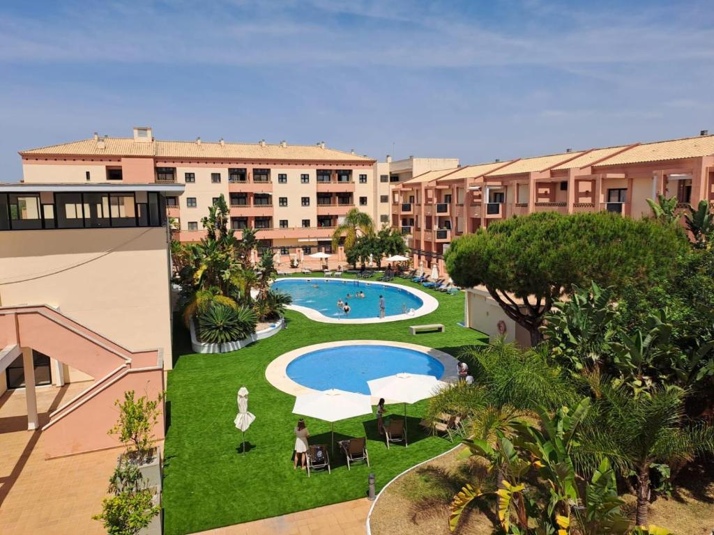 Una vista aérea de un complejo turístico con piscina. en Enebrales Home, en Punta Umbría