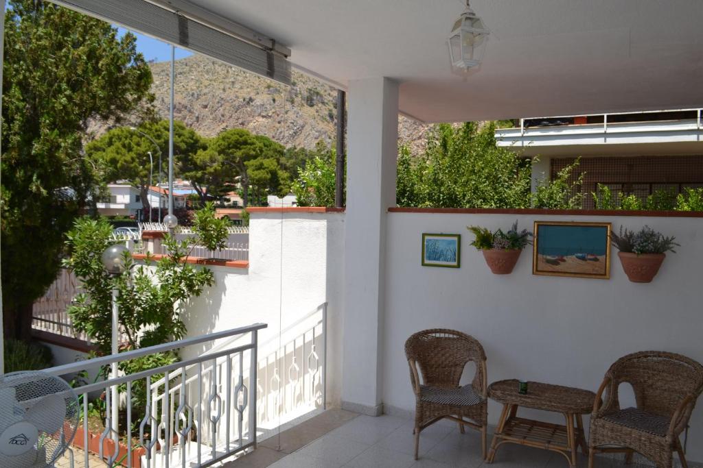 een balkon met stoelen en uitzicht op een berg bij Villa Eugenia - Mondello Beach in Palermo