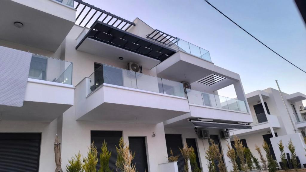 Un balcón o terraza de Ariadne Complex Apartment 05 by Horizon Homes