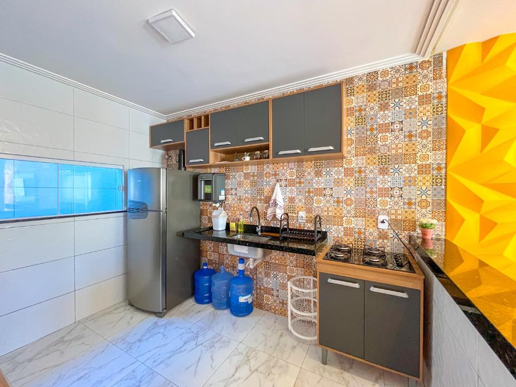 Dapur atau dapur kecil di Casa em Jacuípe com piscina