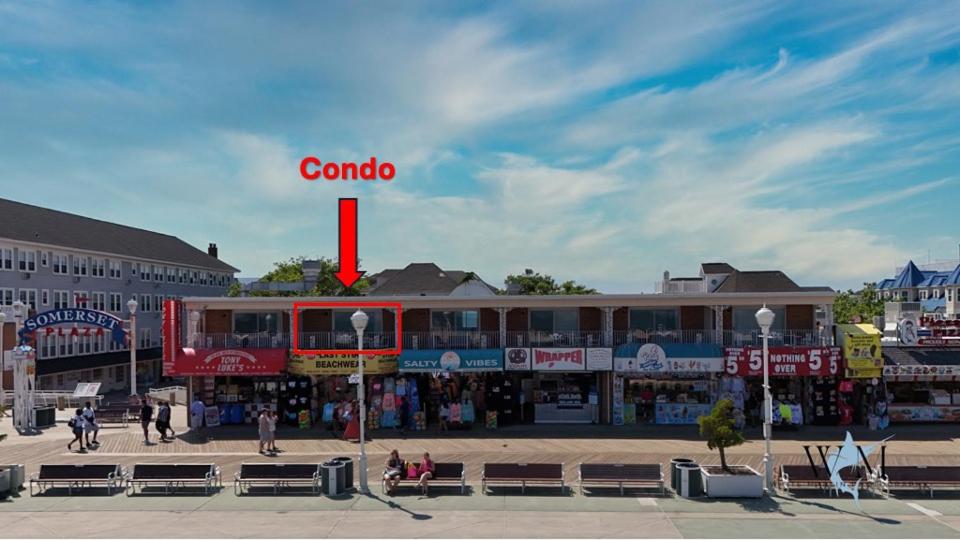 オーシャンシティにある2 Bed1 Bath on the Boardwalk by the Inletの上部に赤い長方形がある建物
