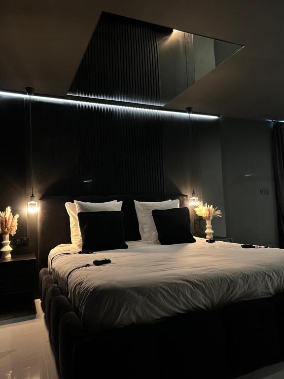 Ένα ή περισσότερα κρεβάτια σε δωμάτιο στο BDSM TANTRA Love Room Salon-de-Provence