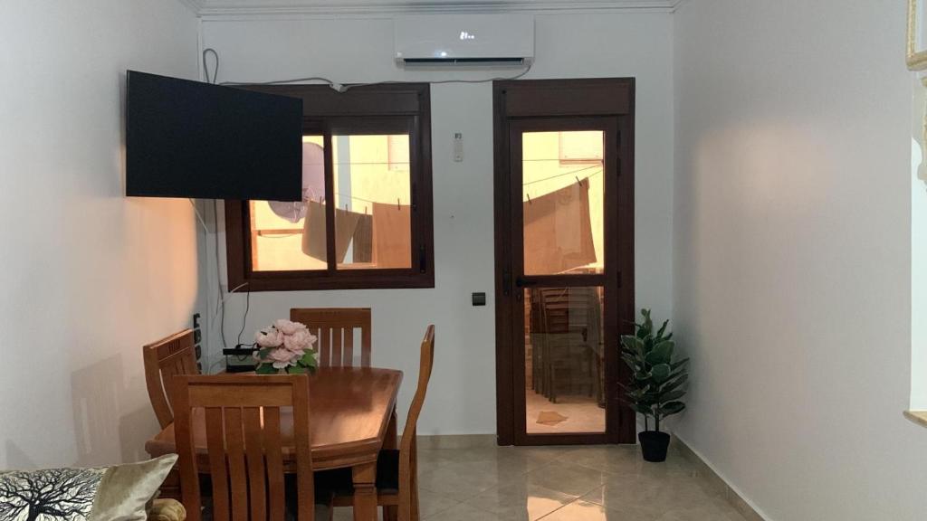 The heart of M'diq! 4 min from beach في المضيق: غرفة طعام مع طاولة خشبية وغرفة طعام