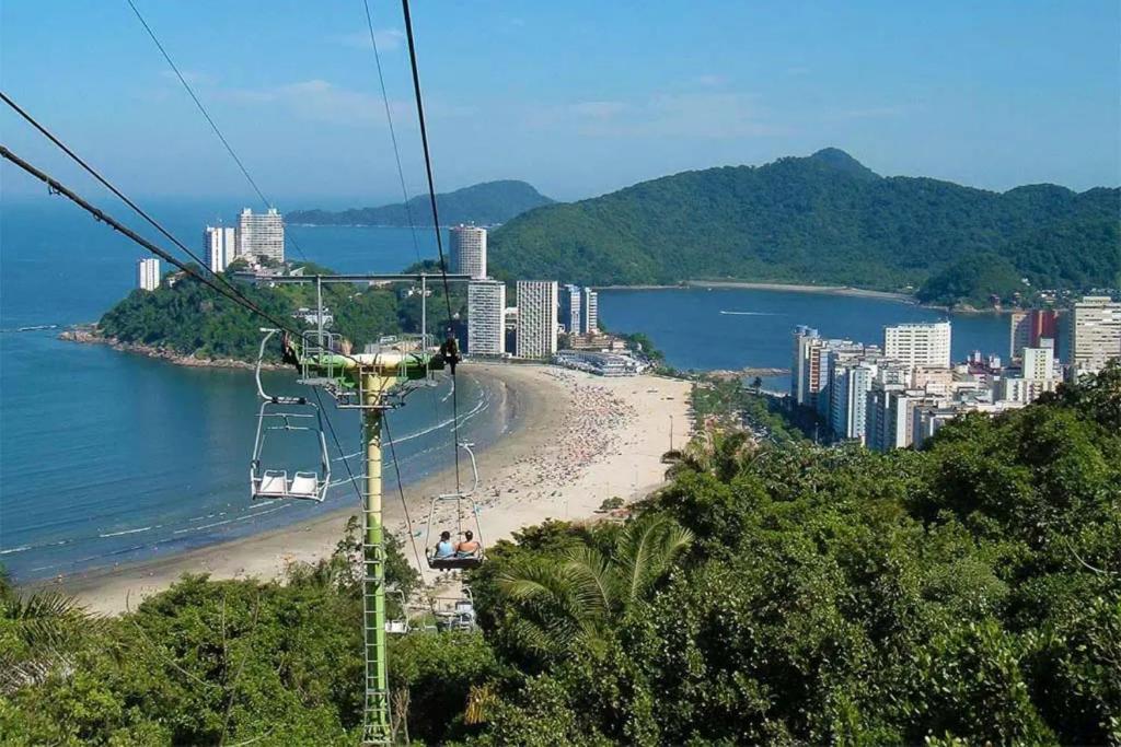 a view of a beach and a ski lift at Linda Kitinete frente a praia in São Vicente