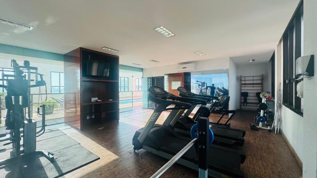 ein Fitnessstudio mit Laufbändern und Crosstrainern in einem Raum in der Unterkunft Quarto Mobiliado no Hotel Comfort Taguatinga com Wi-Fi, Ar condicionado e Estacionamento Grátis in Brasilia