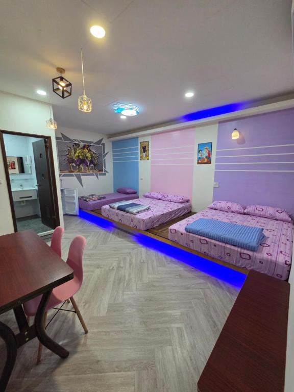 Postel nebo postele na pokoji v ubytování 龍園民宿二館