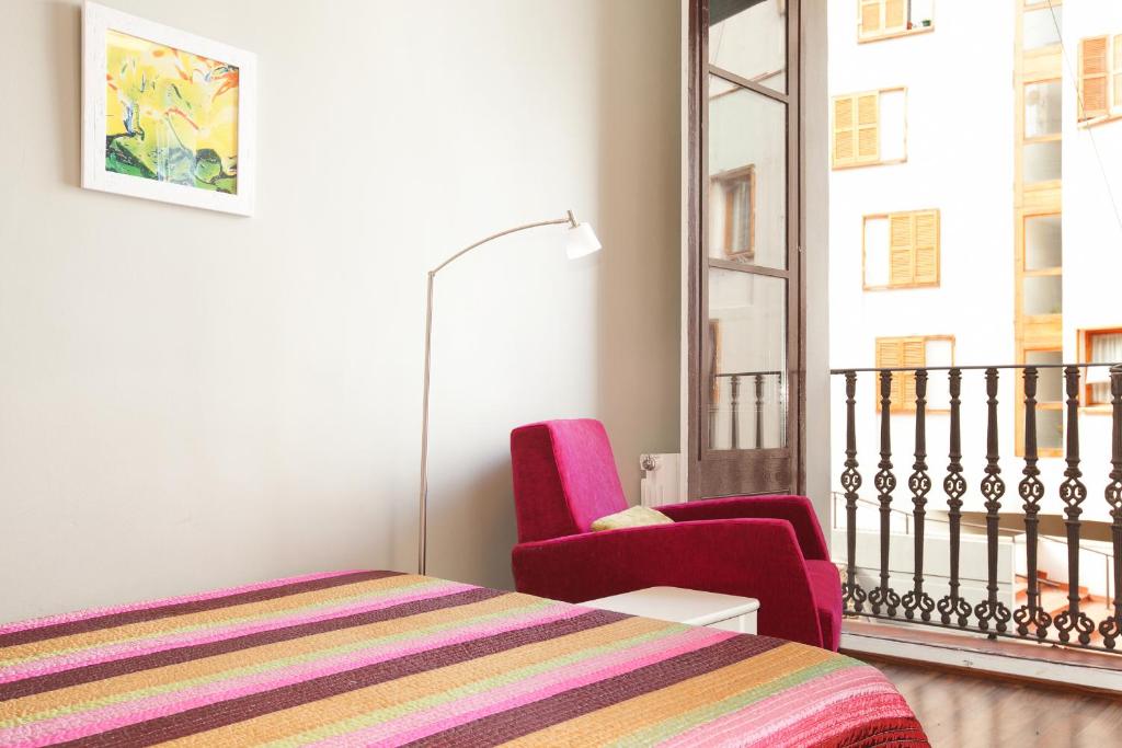 El Born Apartment - Santa Caterina Market - Walk to Cathedral & Picasso Museum - Three-Bedroom Apartment