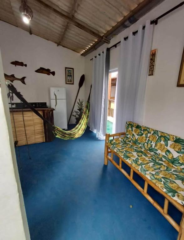 a room with a couch and a hammock at Casa Beira Mar - Boipeba in Ilha de Boipeba