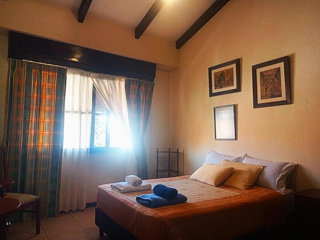 Un dormitorio con una cama con dos toallas encima. en DEPARTAMENTO UNA HABITACIÓN con BALCON La Boheme Garden, en Santa Cruz de la Sierra