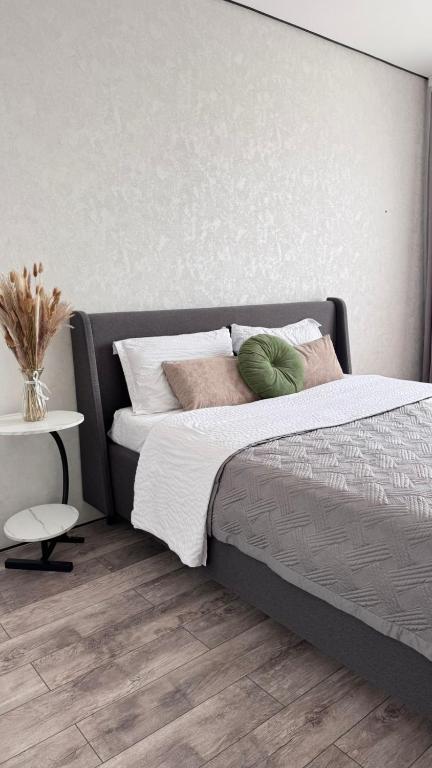 Ένα ή περισσότερα κρεβάτια σε δωμάτιο στο Двухкомнатная студия в роскошном районе ТРЦ Максима проспект Райымбек батыр-Ауэзов