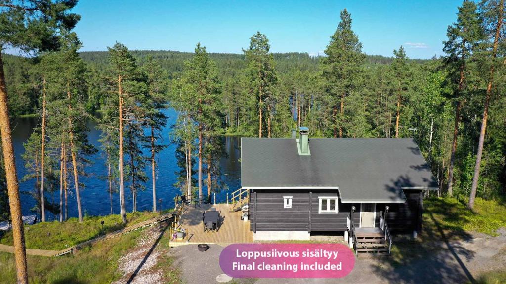 an overhead view of a log cabin with a lake at Villa Runoranta - 11 hlö, Jämsä in Jämsä