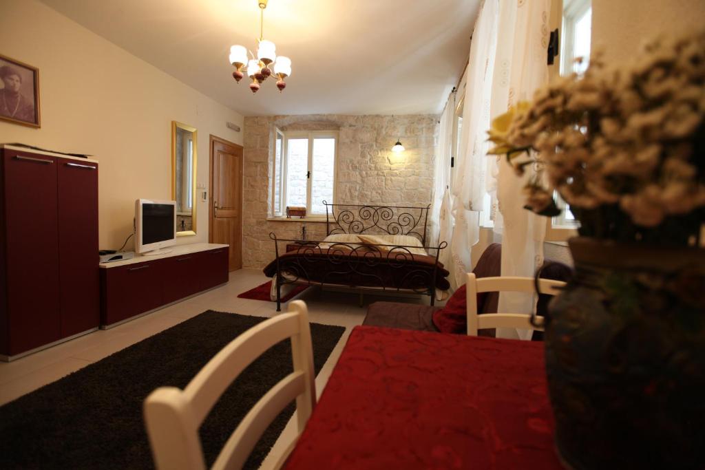 Televízia a/alebo spoločenská miestnosť v ubytovaní Tragurium & Salona Apartments