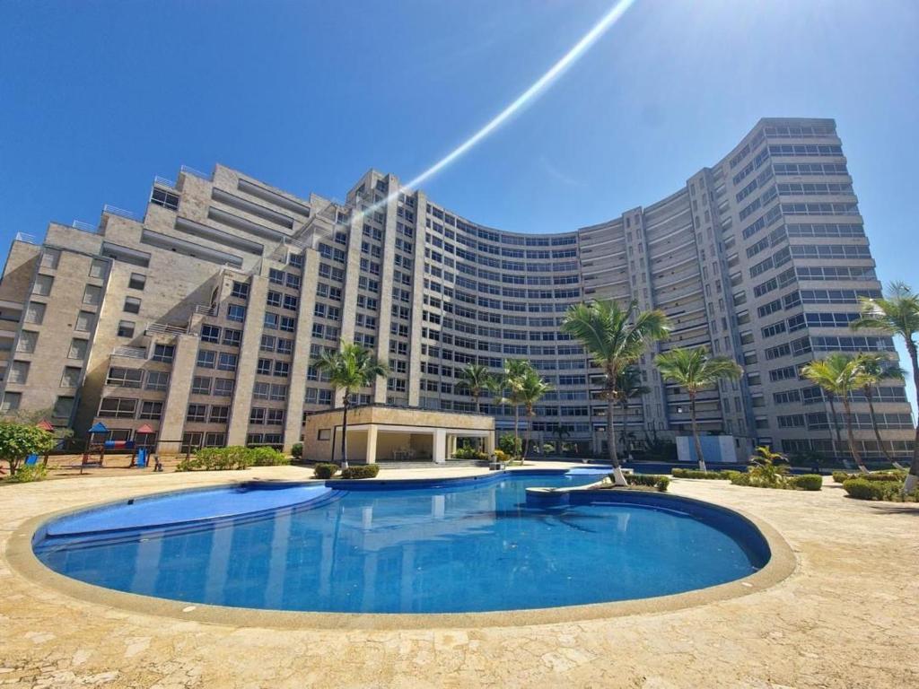 ein großes Gebäude mit einem großen Pool davor in der Unterkunft Apartamento Con Vistas En Ocean Blue Porlamar in Porlamar