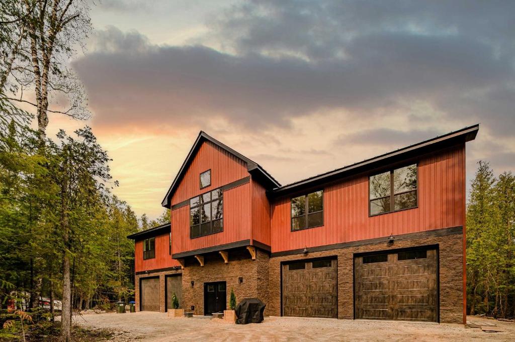 una casa estilo granero con garaje en Spacious 4Br CavePoint Stay Near Dunes PetFriendly, en Jacksonport