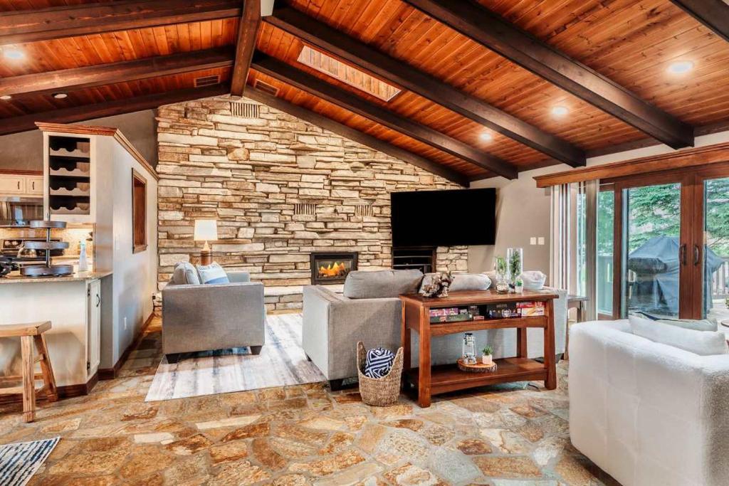 Μια τηλεόραση ή/και κέντρο ψυχαγωγίας στο Waterfront Home with Dock Sleeps 8