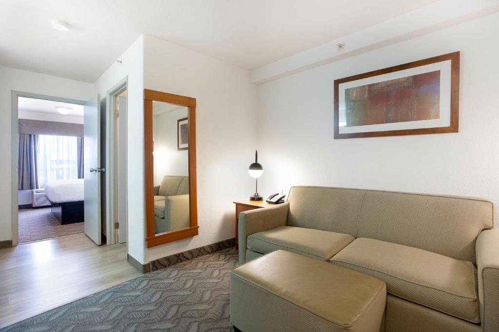 Super 8 by Wyndham Calgary Shawnessy Area - Resim 33